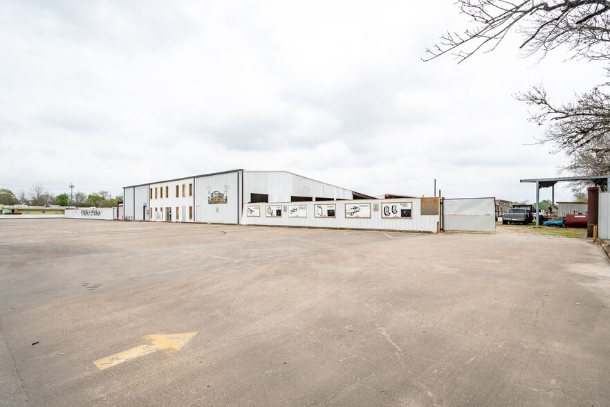 More Photos Of 2133 Shaver St, Pasadena Distribution For Sale