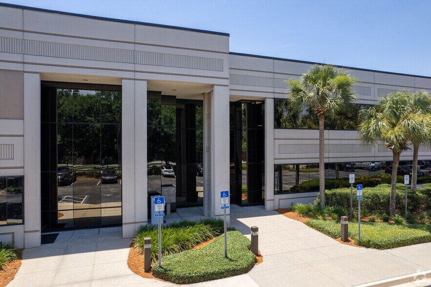 More Photos Of 12735 Gran Bay Pky W, Jacksonville Light Distribution For Lease