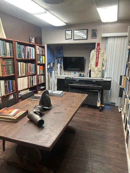 More Photos Of 12424 Gladstone Ave, Sylmar Manufacturing For Lease