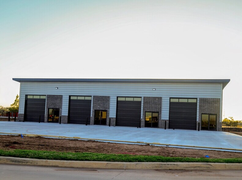 More Photos Of 110 Yukon Crossing Ave, Yukon Service For Lease