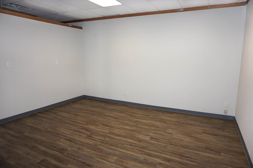 More Photos Of 1126 Old Route 66, Saint Robert Office For Sale