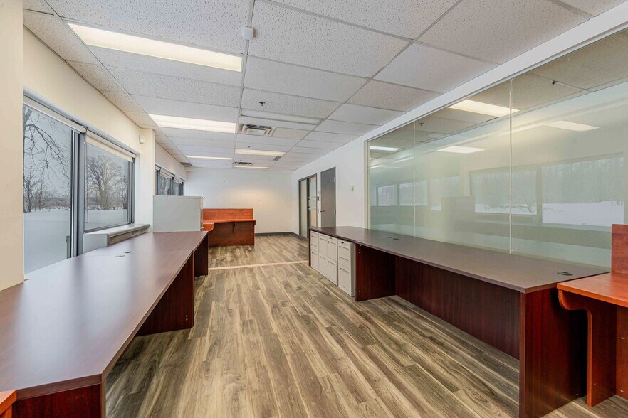 More Photos Of 50 Rue de Lauzon, Boucherville Flex For Lease