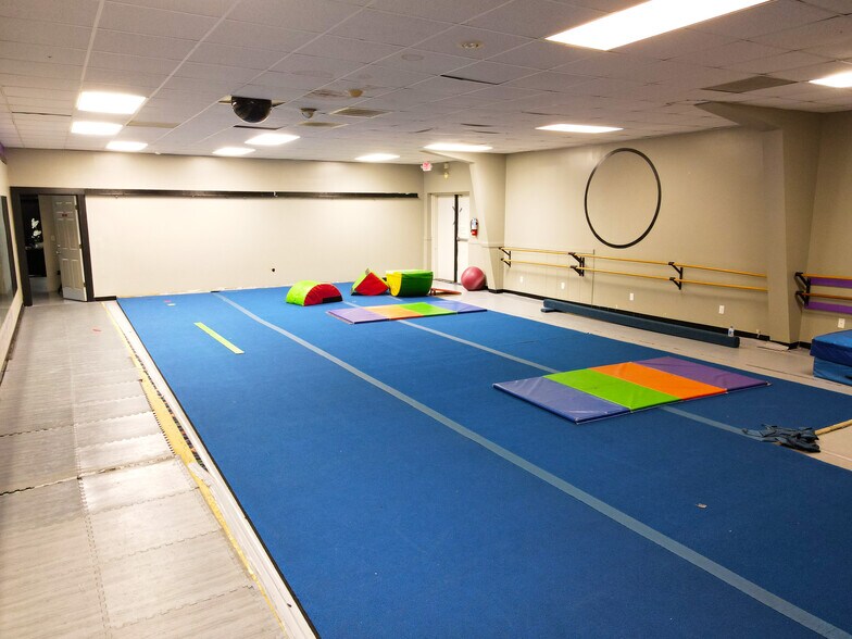 More Photos Of 3903 S Lamar Blvd, Oxford General Retail For Sale