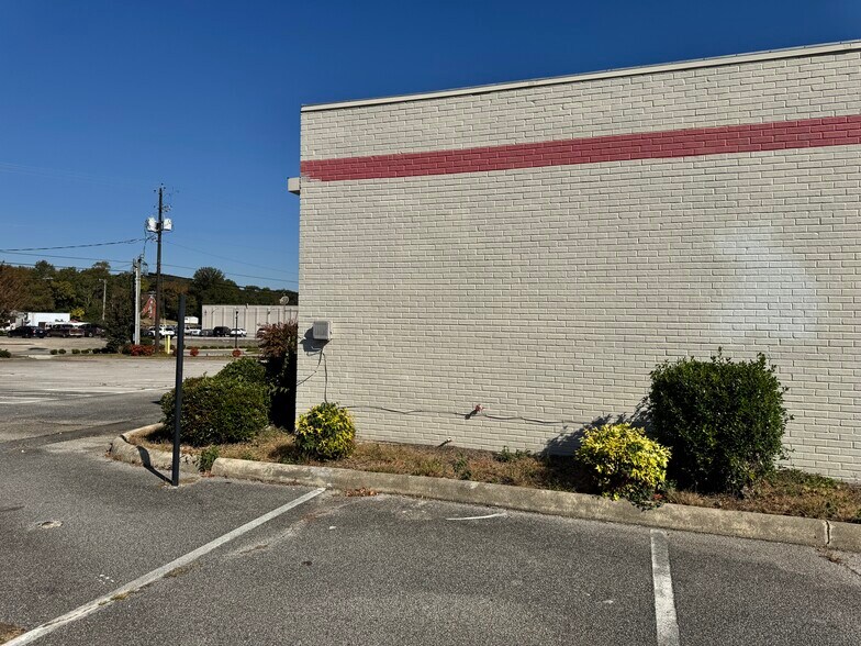 More Photos Of 421 N Gilmer Ave, Lanett General Retail For Sale