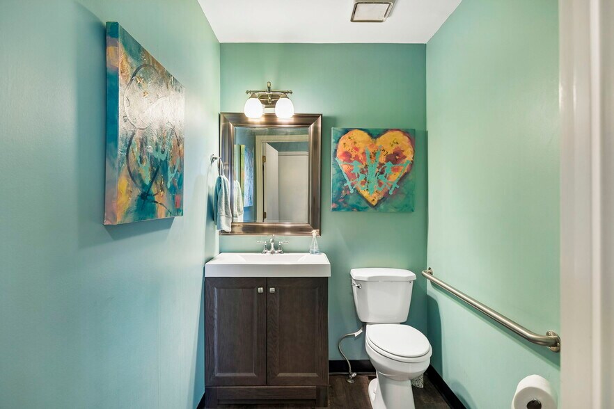 More Photos Of 109 Holiday Ct, Franklin Office For Sale