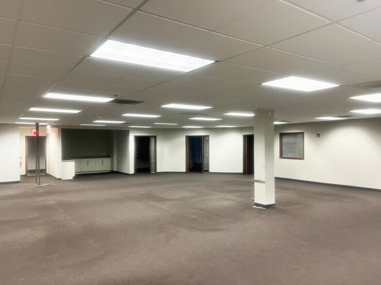 More Photos Of 700 Hilltop Dr, Itasca Warehouse For Lease