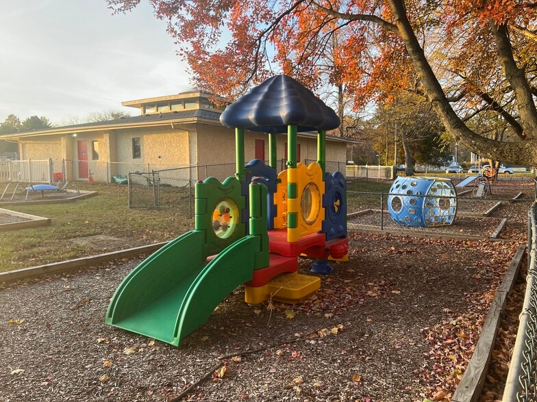 More Photos Of 5702 Kirkwood Hwy, Wilmington Daycare Center For Lease