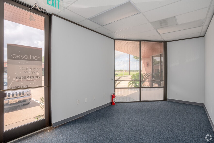More Photos Of 10435 Greenbough Dr, Stafford Office For Lease