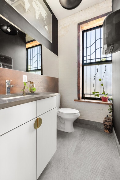 More Photos Of 18 Herkimer Pl, Brooklyn Office For Lease