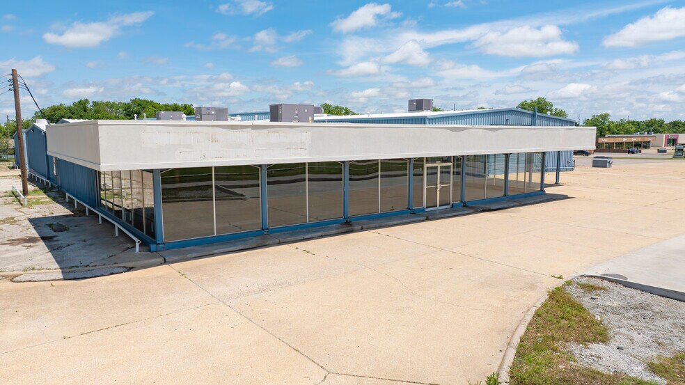 More Photos Of 1511 W Broadway St, Ardmore Auto Dealership For Sale