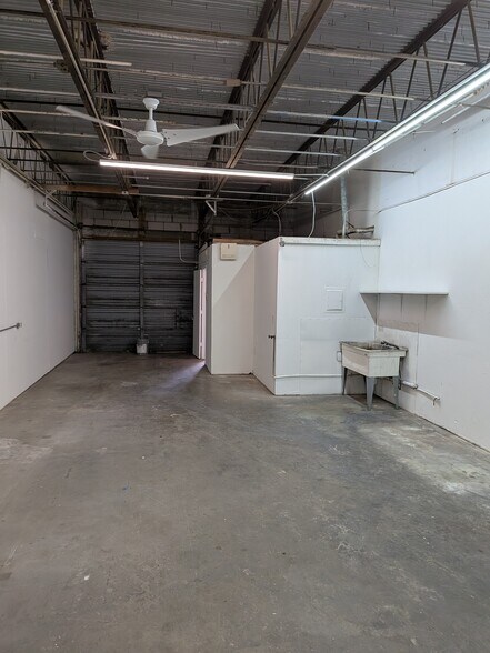 More Photos Of 132-162 NE Dixie Hwy, Stuart Warehouse For Lease