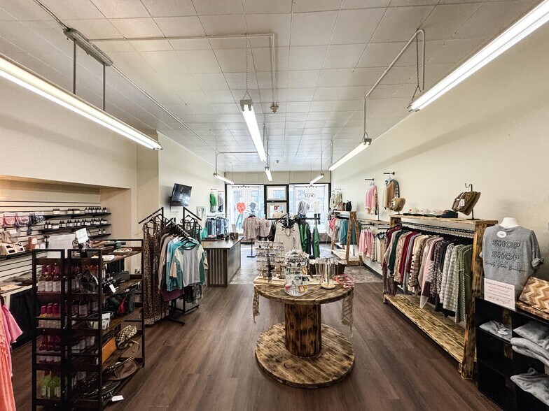 More Photos Of 203 W Madison St, Pontiac Storefront Retail Residential For Sale