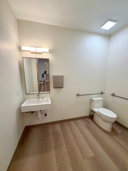 More Photos Of 814 Johnnie Dodds Blvd, Mount Pleasant Medical For Lease