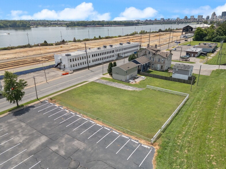 More Photos Of 1021 E Market St, Jeffersonville Land For Sale