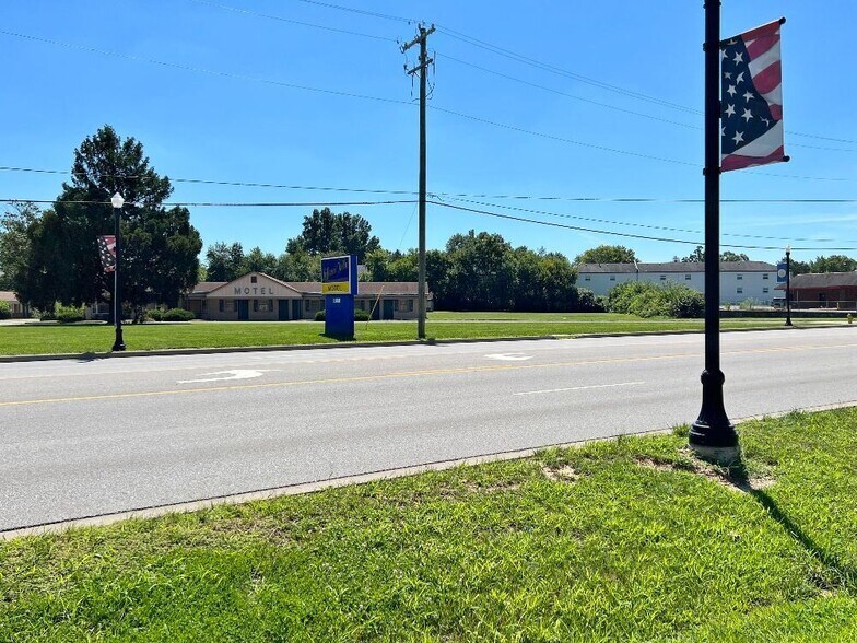 More Photos Of 1560 E 10th St, Jeffersonville Hotel For Sale