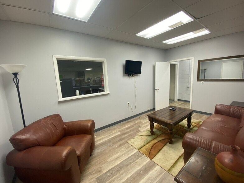 More Photos Of 136 Beattie St, Syracuse Flex For Sale