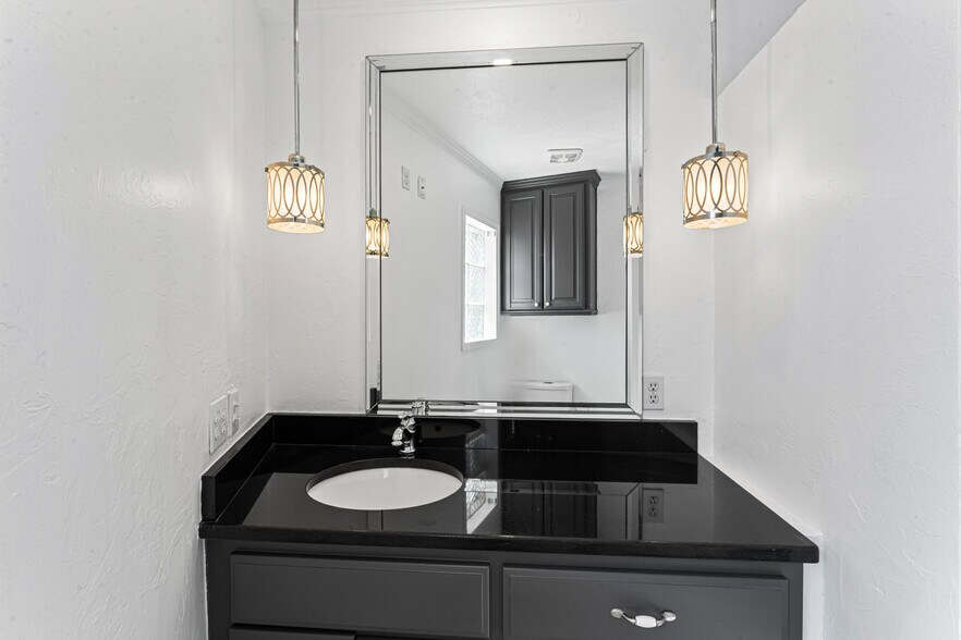 More Photos Of 410 W Harrison Ave, Guthrie Freestanding For Sale