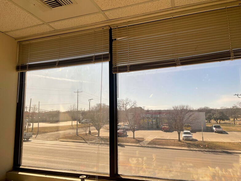 More Photos Of 1305 S Key Ave, Lampasas Office For Sale