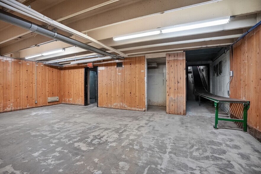 More Photos Of 812 Dundas St, London Freestanding For Sale