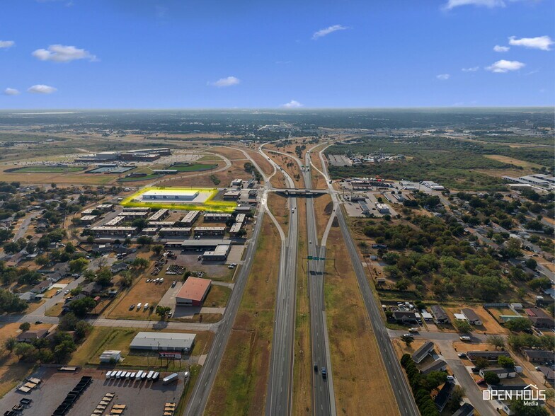 More Photos Of 2701 Southridge Dr, Wichita Falls Distribution For Lease