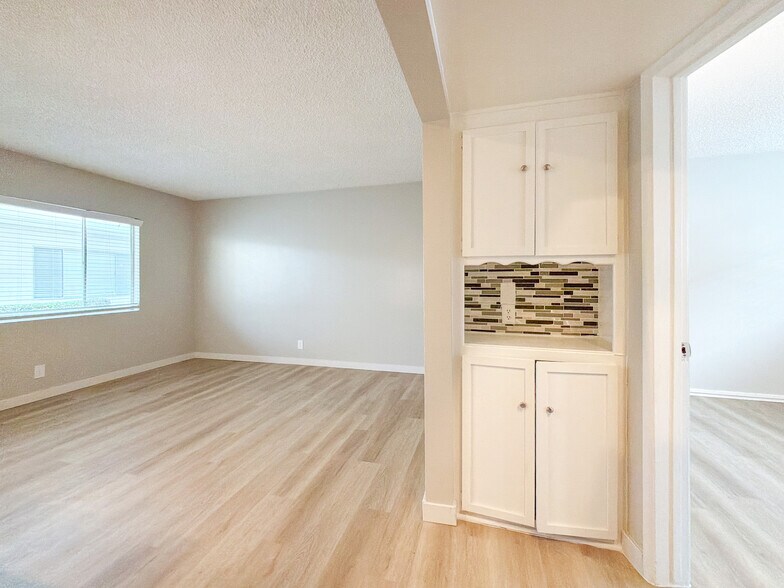 More Photos Of 4546-4550 W 173rd St, Lawndale Apartments For Sale
