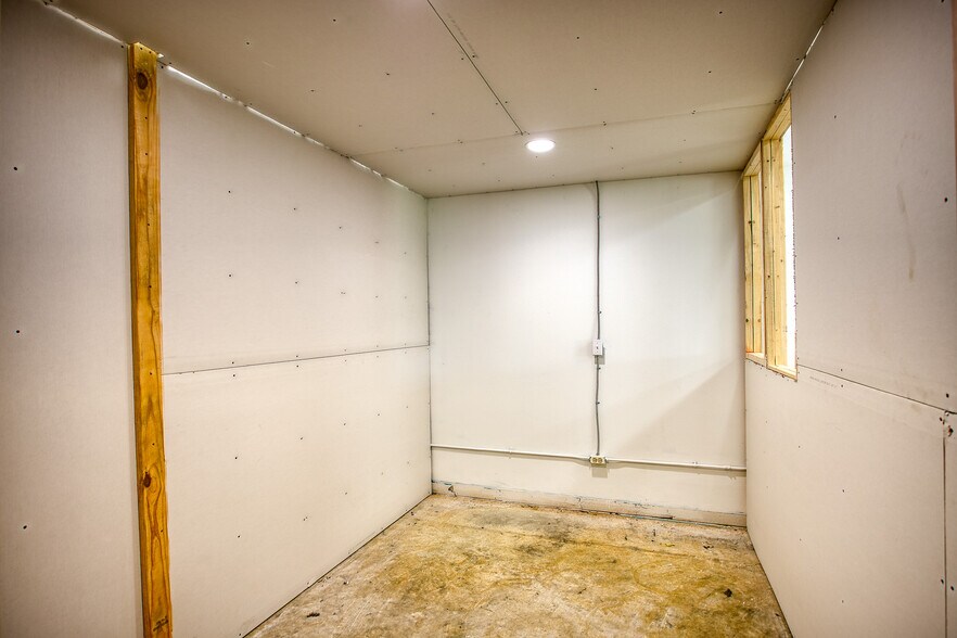More Photos Of 307 E Goliad Ave, Crockett Storefront For Sale