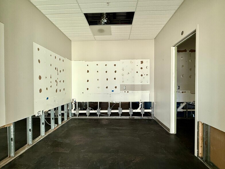 More Photos Of 7811 McKnight Rd, Pittsburgh Freestanding For Lease