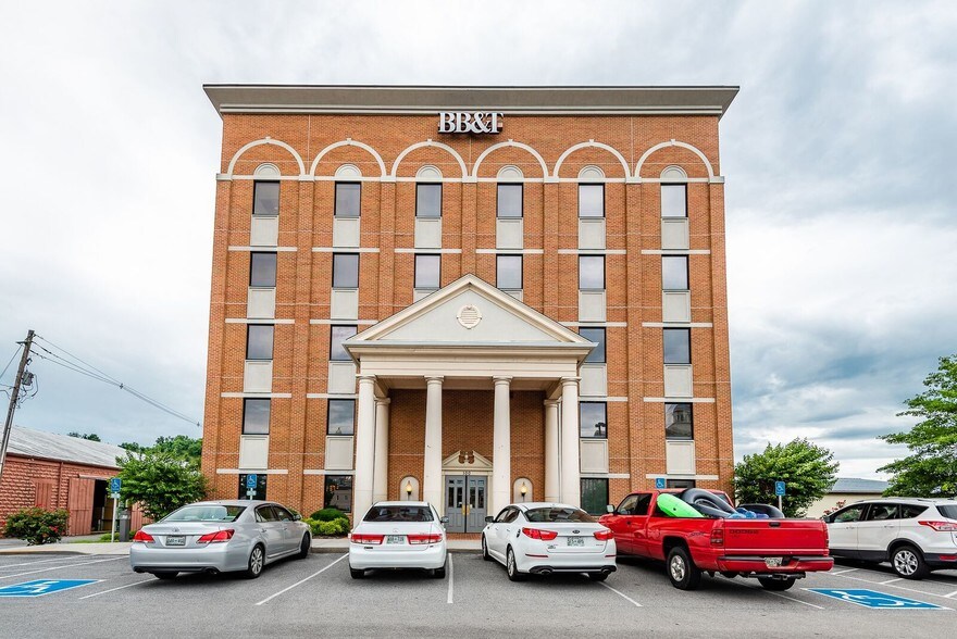 More Photos Of 100 E Main St, Sevierville Office For Lease