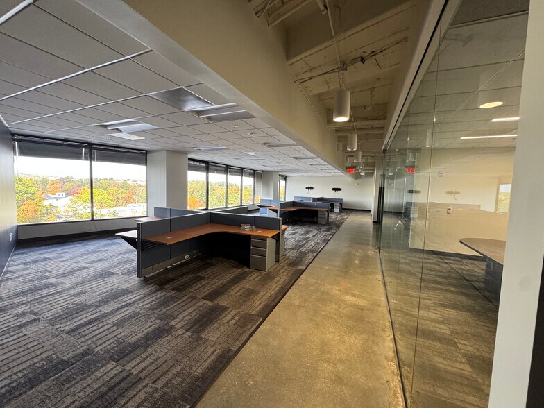 More Photos Of 2 Ravinia Dr, Atlanta Office For Lease