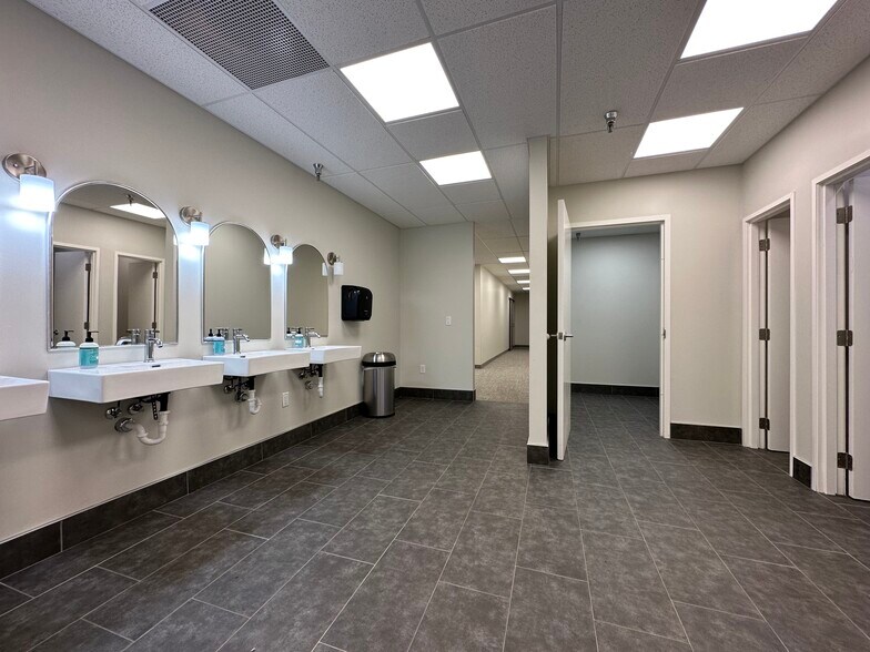 More Photos Of 1-3 E Armour Blvd, Kansas City Office For Sale