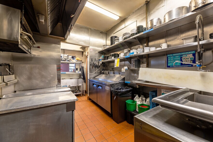 More Photos Of 13484 Washington Blvd, Marina Del Rey General Retail For Sale