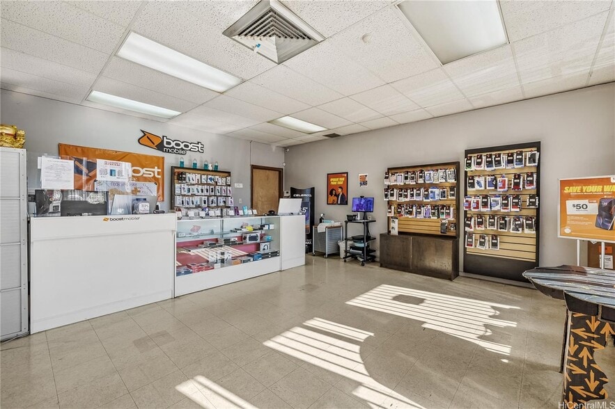 More Photos Of 2046 N King St, Honolulu Storefront Retail Office For Sale