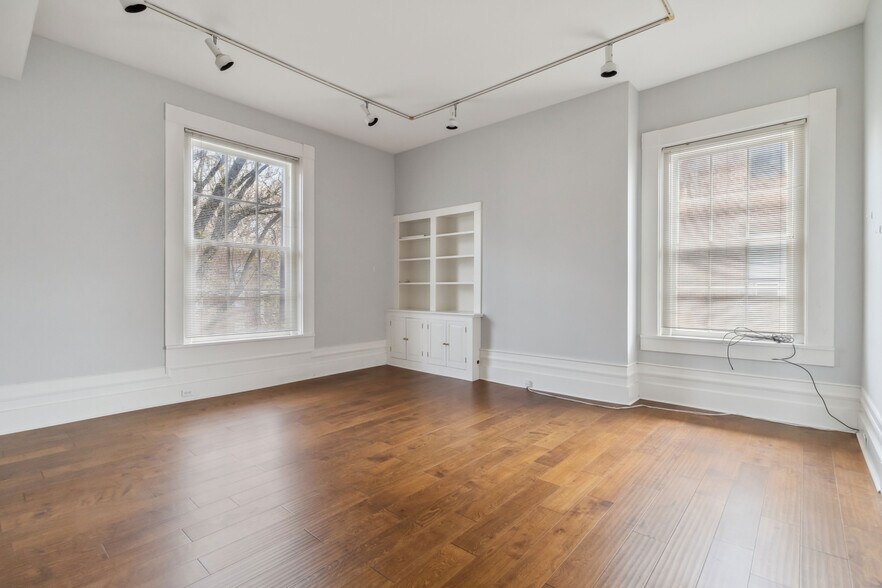 More Photos Of 239 N Broadway, Lexington Office Residential For Sale