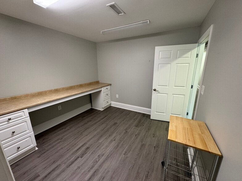 More Photos Of 6626 Gordon Rd, Wilmington Office For Sale