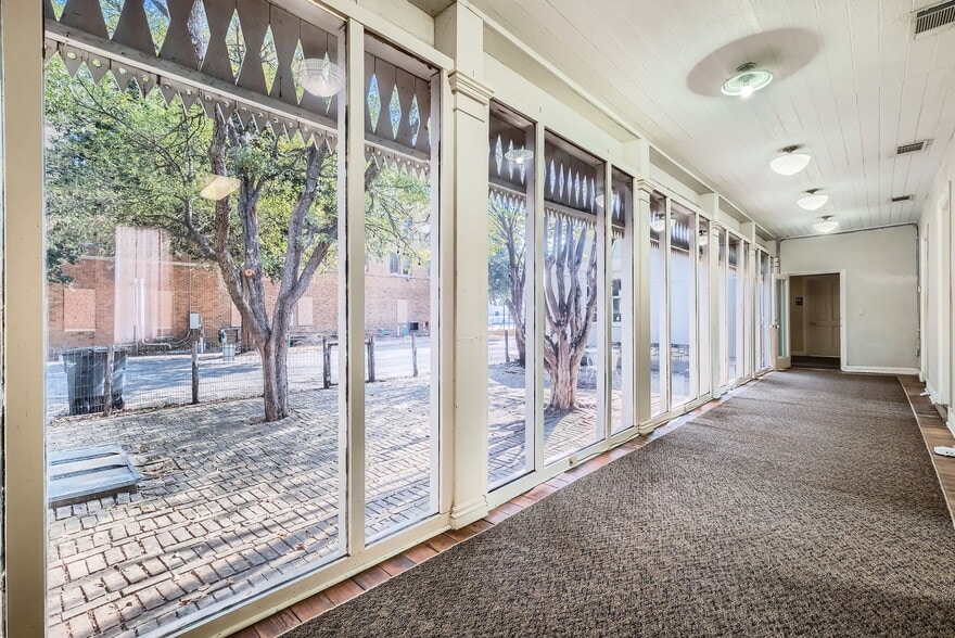 More Photos Of 228 S Seguin Ave, New Braunfels Office For Lease