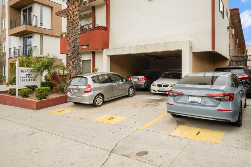 More Photos Of 4053 Oakwood Ave, Los Angeles Apartments For Sale