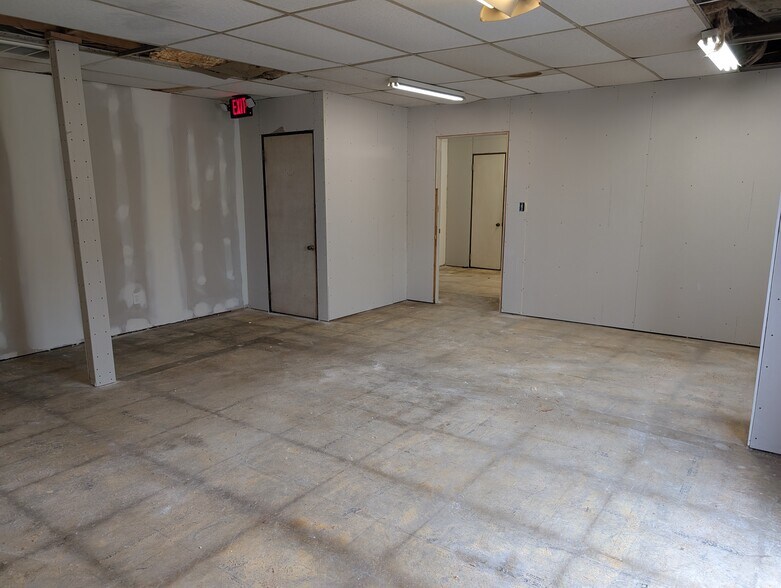 More Photos Of 1319 E Highway H, Liberty Warehouse For Lease