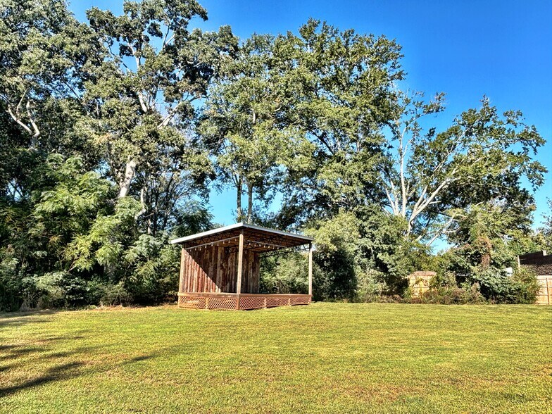 More Photos Of 5959 US-41, Bolingbroke General Retail For Sale