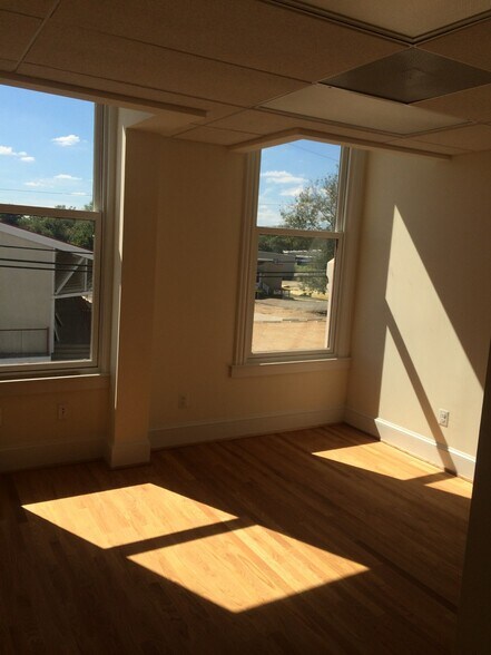 More Photos Of 301 E Main St, Remington Office For Lease