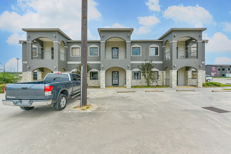 More Photos Of 20550 Townsen Blvd, Humble Office For Sale