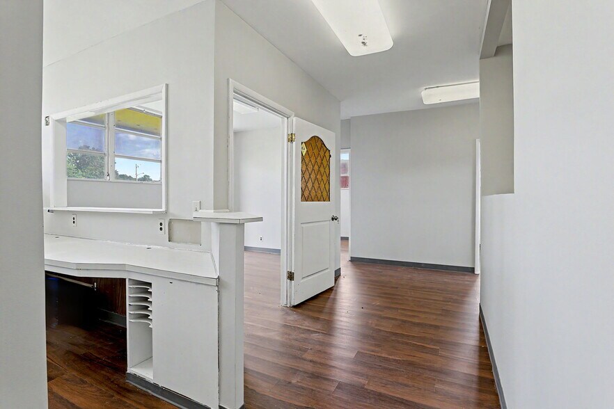 More Photos Of 1601 N State St, Augusta Office For Sale