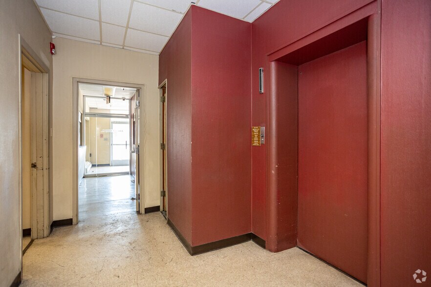 More Photos Of 204-208 W Main St, Johnson City Light Manufacturing For Sale
