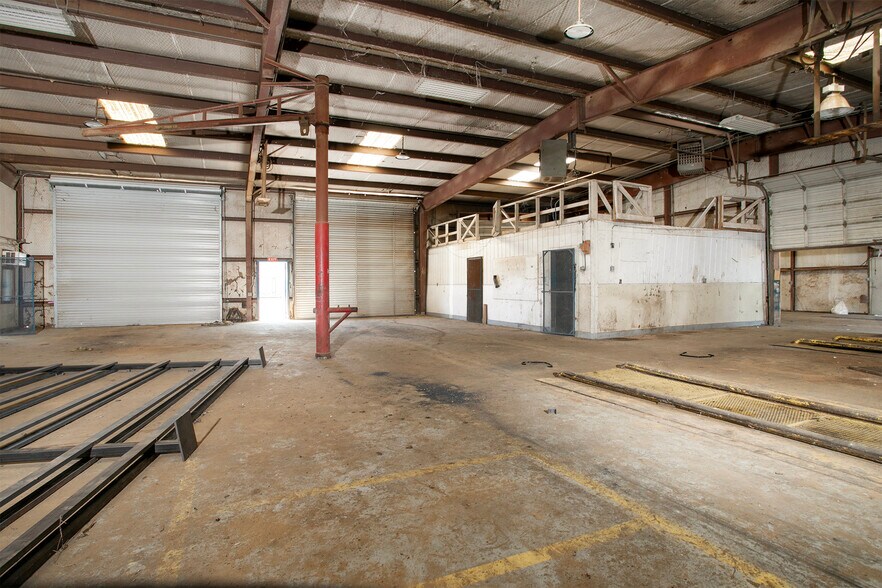 More Photos Of 5425 W Oak St, Palestine Flex For Lease