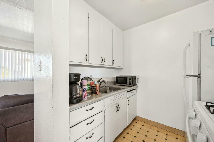 More Photos Of 1412-1416 9th St, Berkeley Apartments For Sale