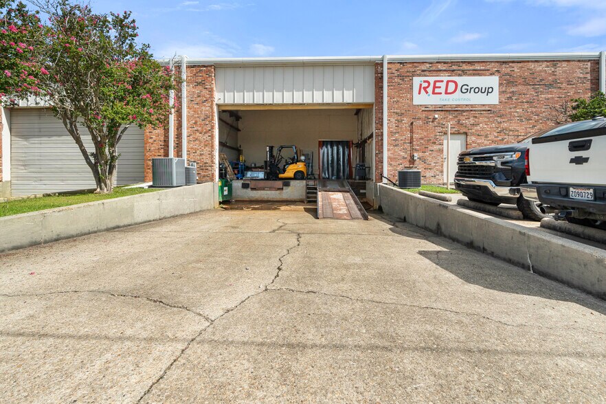More Photos Of 5729-5733 Salmen St, New Orleans Service For Lease