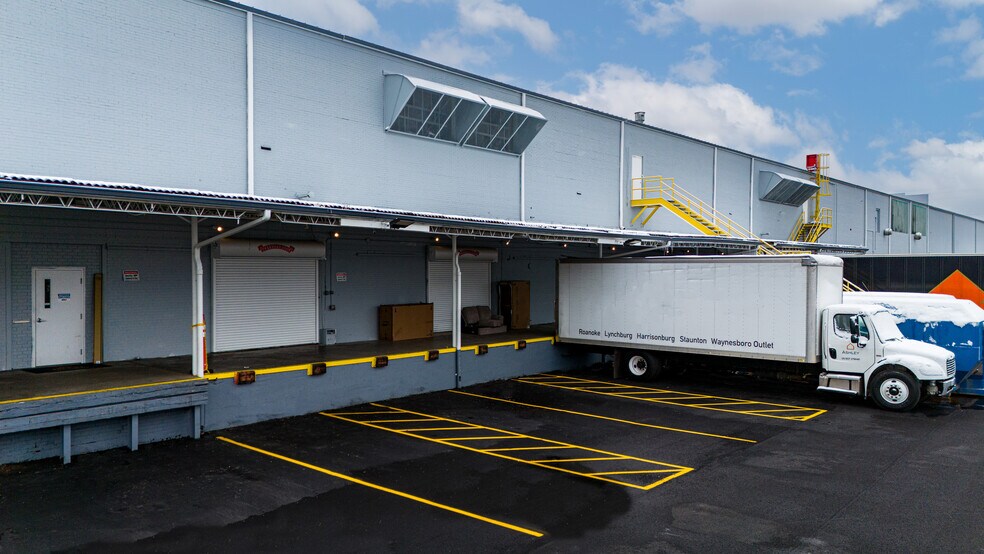 More Photos Of 3330 Hollins Rd, Roanoke Warehouse For Lease