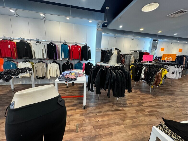 More Photos Of 39 Graham Ave, Brooklyn Storefront Retail Office For Lease