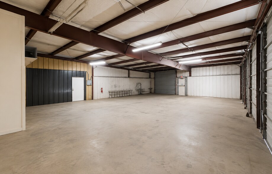 More Photos Of 8635 E Mt Houston Rd, Houston Warehouse For Lease