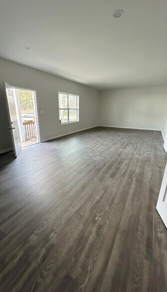More Photos Of 2563 Roosevelt Hwy, Manchester Office For Sale