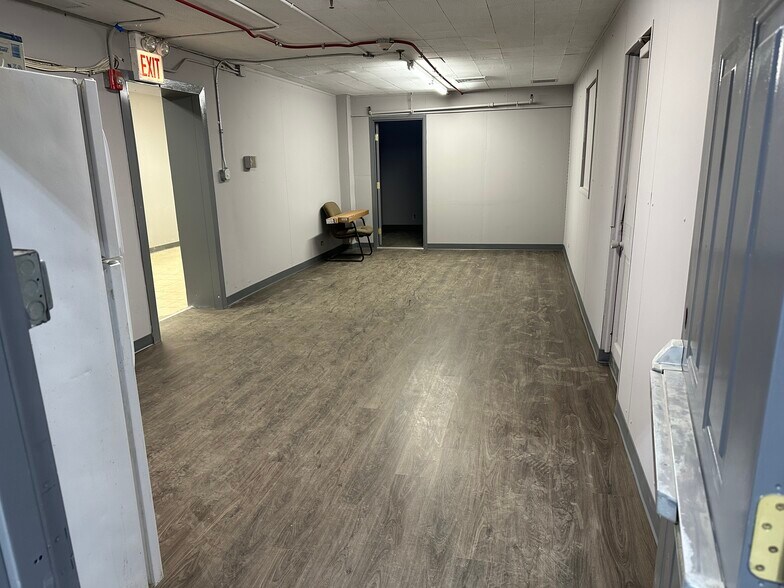 More Photos Of 8001 W 47th St, Lyons Warehouse For Lease